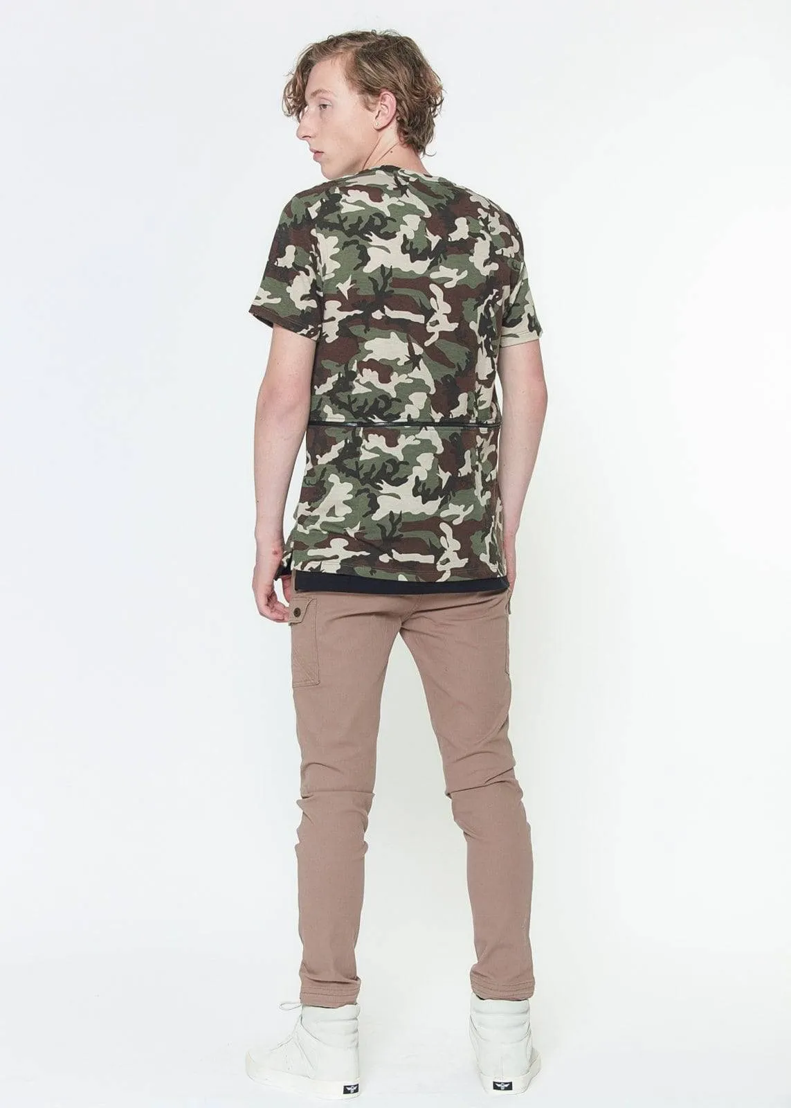 Konus Men's Waist Zip Elongated Tee in Camo