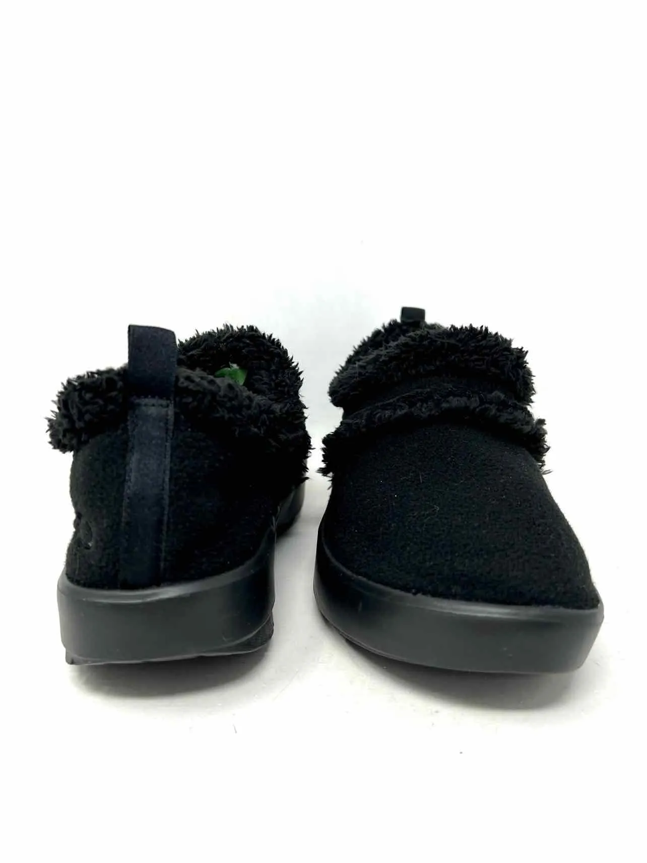 Oofos Size 7? Black Solid Faux Fur Shoes Slippers