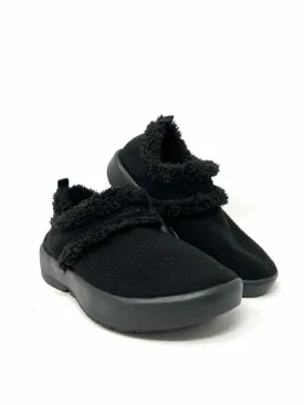 Oofos Size 7? Black Solid Faux Fur Shoes Slippers